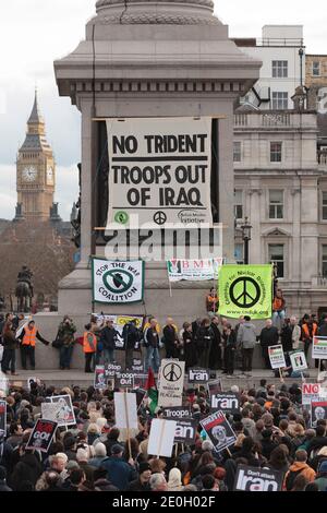 Eine Anti-Kriegs-Kundgebung Trafalgar Square der Höhepunkt eines marsches, der am Marble Arch begann. Der Protest war für die Entwaffnung der Truppen aus dem Irak und die nukleare Abrüstung. Trafalgar Square, London, Großbritannien. Februar 2007, 24 Stockfoto