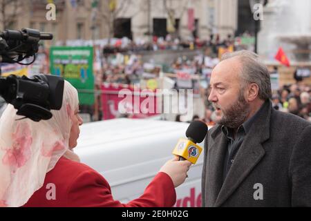 George Galloway wurde bei einer Anti-Kriegs-Kundgebung am Trafalgar Square interviewt, der Höhepunkt eines marsches, der am Marble Arch begann. Der Protest war für die Entwaffnung der Truppen aus dem Irak und die nukleare Abrüstung. Trafalgar Square, London, Großbritannien. Februar 2007, 24 Stockfoto