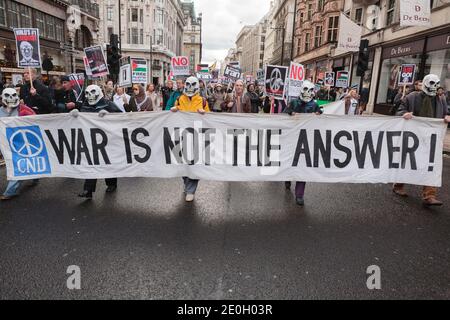 Ein Anti-Krieg-marsch Piccadilly, der am Marble Arch begann und mit einer Kundgebung am Trafalgar Square endete. Der Protest war für die Entwaffnung der Truppen aus dem Irak und die nukleare Abrüstung. Piccadilly, London, Großbritannien. Februar 2007, 24 Stockfoto