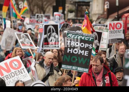 Ein Anti-Krieg-marsch Piccadilly, der am Marble Arch begann und mit einer Kundgebung am Trafalgar Square endete. Der Protest war für die Entwaffnung der Truppen aus dem Irak und die nukleare Abrüstung. Piccadilly, London, Großbritannien. Februar 2007, 24 Stockfoto