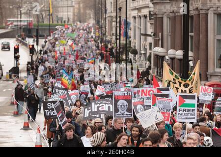 Ein Anti-Krieg-marsch Piccadilly, der am Marble Arch begann und mit einer Kundgebung am Trafalgar Square endete. Der Protest war für die Entwaffnung der Truppen aus dem Irak und die nukleare Abrüstung. Piccadilly, London, Großbritannien. Februar 2007, 24 Stockfoto