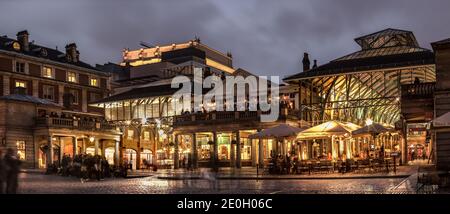 LONDON, Großbritannien - 10.15.2008: Blick auf Covent Garden Piazza in einer regnerischen Nacht Stockfoto