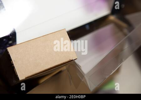 Kartons aus Karton, Kunststoff und Papier in einem Stapel Stockfoto