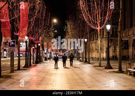 Paris, Frankreich. Dezember 2020. Die Polizei patrouilliert, um die Passanten in der Champs Elysee während der Sperrstunde Kontrollen am neuen Jahr zu kontrollieren. Paris, Frankreich, 1. Januar 2021. Quelle: ABACAPRESS/Alamy Live News Stockfoto