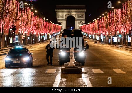 Paris, Frankreich. Dezember 2020. Die Polizei patrouilliert, um die Passanten in der Champs Elysee während der Sperrstunde Kontrollen am neuen Jahr zu kontrollieren. Paris, Frankreich, 1. Januar 2021. Quelle: ABACAPRESS/Alamy Live News Stockfoto