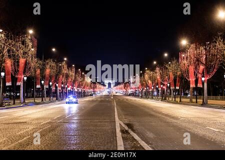 Paris, Frankreich. Dezember 2020. Die leere Avenue des Champs Elysees in der Nacht am neuen Jahr Tag während der Ausgangssperre aufgrund der COVID 19 Pandemie. Paris, Frankreich, 1. Januar 2021. Quelle: ABACAPRESS/Alamy Live News Stockfoto