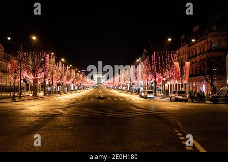 Paris, Frankreich. Dezember 2020. Die leere Avenue des Champs Elysees in der Nacht am neuen Jahr Tag während der Ausgangssperre aufgrund der COVID 19 Pandemie. Paris, Frankreich, 1. Januar 2021. Quelle: ABACAPRESS/Alamy Live News Stockfoto