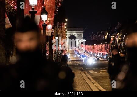 Paris, Frankreich. Dezember 2020. Die Polizei patrouilliert, um die Passanten in der Champs Elysee während der Sperrstunde Kontrollen am neuen Jahr zu kontrollieren. Paris, Frankreich, 1. Januar 2021. Quelle: ABACAPRESS/Alamy Live News Stockfoto