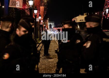 Paris, Frankreich. Dezember 2020. Die Polizei patrouilliert, um die Passanten in der Champs Elysee während der Sperrstunde Kontrollen am neuen Jahr zu kontrollieren. Paris, Frankreich, 1. Januar 2021. Quelle: ABACAPRESS/Alamy Live News Stockfoto