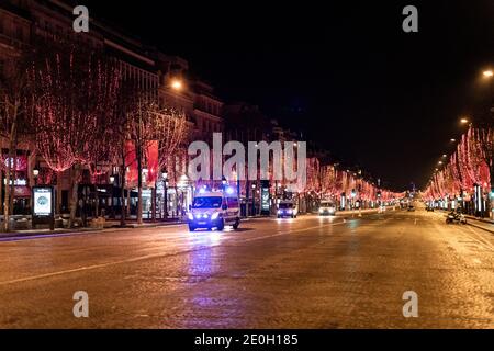 Paris, Frankreich. Dezember 2020. Die Polizei patrouilliert, um die Passanten in der Champs Elysee während der Sperrstunde Kontrollen am neuen Jahr zu kontrollieren. Paris, Frankreich, 1. Januar 2021. Quelle: ABACAPRESS/Alamy Live News Stockfoto