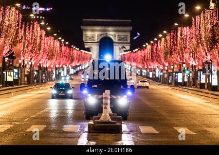 Paris, Frankreich. Dezember 2020. Die Polizei patrouilliert, um die Passanten in der Champs Elysee während der Sperrstunde Kontrollen am neuen Jahr zu kontrollieren. Paris, Frankreich, 1. Januar 2021. Quelle: ABACAPRESS/Alamy Live News Stockfoto