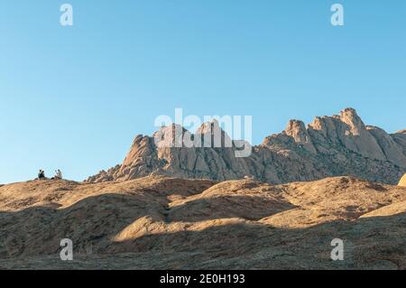 SPITZKOPPE, NAMIBIA - 17. JUNI 2012: Blick auf das Pondok-Gebirge vom größeren Felsbogen aus. Touristen sind sichtbar Stockfoto