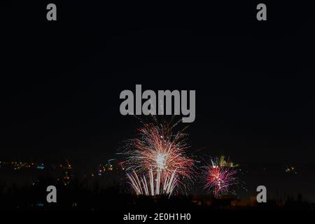 Erstaunliches buntes Feuerwerk am dunklen Himmel über der Stadt Ceske Budejovice, Tschechische republik. Silvesterfeier Stockfoto