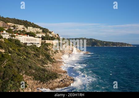 Winter große Wellen krachen auf einem felsigen Vorgebirge in der Stadt Nizza. Französische Riviera, Frankreich. Stockfoto