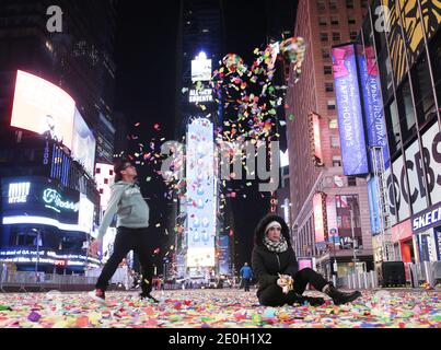 New York, Usa. Januar 2021. Nachtschwärmer genießen das Konfetti, das nach der Silvesterfeier und der Silvesterfeier auf dem Boden bleibt, die wegen der Coronavirus-Pandemie nach Mitternacht am Times Square in New York City am Freitag, 1. Januar 2021, für die Öffentlichkeit geschlossen ist. Aufgrund der anhaltenden COVID-19 Pandemie war Silvester 2021 auf dem Times Square in diesem Jahr nicht für die Öffentlichkeit zugänglich. Foto von John Angelillo/UPI Kredit: UPI/Alamy Live Nachrichten Stockfoto