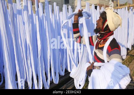 Narayanganj, Bangladesch. Januar 2021. Arbeiter Sonnen färben Stoffe in der Nähe einer Fabrik in Narayanganj, die ein Rohstoff für die Fertigwarenindustrie ist. Quelle: MD Mehedi Hasan/ZUMA Wire/Alamy Live News Stockfoto