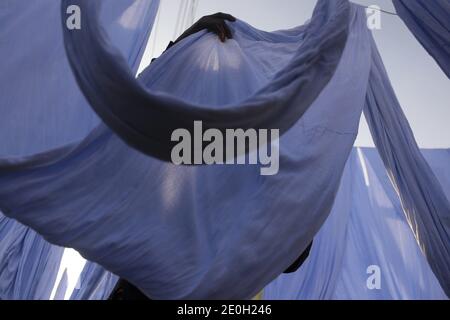 Narayanganj, Bangladesch. Januar 2021. Arbeiter Sonnen färben Stoffe in der Nähe einer Fabrik in Narayanganj, die ein Rohstoff für die Fertigwarenindustrie ist. Quelle: MD Mehedi Hasan/ZUMA Wire/Alamy Live News Stockfoto