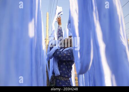 Narayanganj, Bangladesch. Januar 2021. Arbeiter Sonnen färben Stoffe in der Nähe einer Fabrik in Narayanganj, die ein Rohstoff für die Fertigwarenindustrie ist. Quelle: MD Mehedi Hasan/ZUMA Wire/Alamy Live News Stockfoto