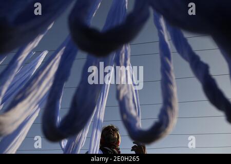 Narayanganj, Bangladesch. Januar 2021. Arbeiter Sonnen färben Stoffe in der Nähe einer Fabrik in Narayanganj, die ein Rohstoff für die Fertigwarenindustrie ist. Quelle: MD Mehedi Hasan/ZUMA Wire/Alamy Live News Stockfoto