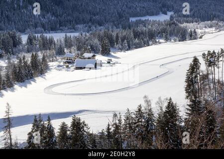 Langlaufloipe im Winter auf dem Bauernhof Stockfoto