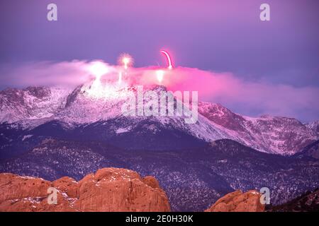 Colorado, USA. 31. Dez. 2020 Feuerwerk läutet das neue Jahr von der Spitze von Amerikas Berg, Pikes Peak. Jedes Jahr seit 1922 macht eine Gruppe von Hardy Souls den frigiden Aufstieg zum 14,115 Fuß hohen Gipfel, um ein Feuerwerk zu starten. (ALAMY LIVE NEWS/Chuck Bigger credit:Chuck Bigger/Alamy Live News Stockfoto