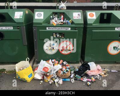 Stockholm, Schweden - 23. August 2020: Eine vollständige Recycling- und Abfallstation, gefüllt mit Metallbehältern, die mit recycelten Dosen überfüllt sind. Stockfoto