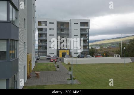 Akureyri, Island - 27. Juli 2017: Wohngebiet voll von Wohnblocks für Menschen, die in Akureyri in Island leben. Stockfoto