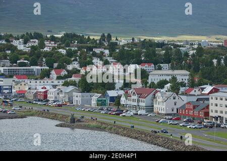 Akureyri, Island - 27. Juli 2017: Blick auf das Stadtzentrum und die Kirche von Akureyri in Island. Stockfoto