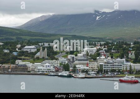 Akureyri, Island - 27. Juli 2017: Blick auf das Stadtzentrum und die Kirche von Akureyri in Island. Stockfoto