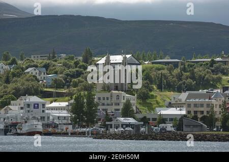 Akureyri, Island - 27. Juli 2017: Blick auf das Stadtzentrum und die Kirche von Akureyri in Island. Stockfoto