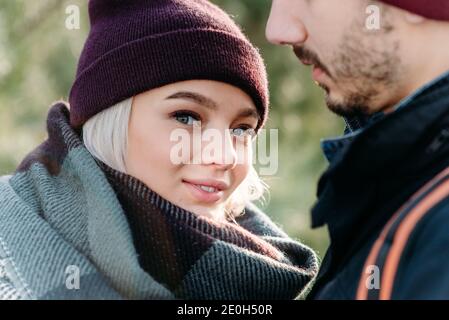 Winter Liebesgeschichte, ein schönes, stilvolles junges Paar. Genießen Sie die gemeinsame Zeit in Silvester. Zwei Liebhaber in Saint Valentine Day Stockfoto