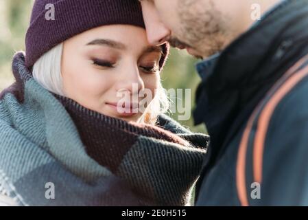 Winter Liebesgeschichte, ein schönes, stilvolles junges Paar. Genießen Sie die gemeinsame Zeit in Silvester. Zwei Liebhaber in Saint Valentine Day Stockfoto