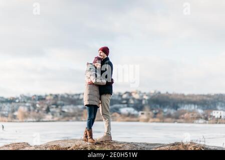 Winter Liebesgeschichte, ein schönes, stilvolles junges Paar. Junge romantische Paar ist mit Spaß im Freien. Genießen Sie die gemeinsame Zeit in Silvester. Tw Stockfoto