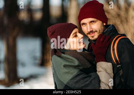 Winter Liebesgeschichte, ein schönes, stilvolles junges Paar. Junge romantische Paar ist mit Spaß im Freien. Genießen Sie die gemeinsame Zeit in Silvester. Tw Stockfoto