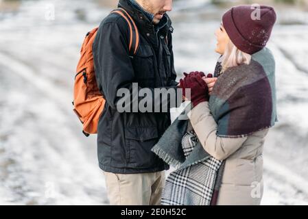 Winter Liebesgeschichte, ein schönes, stilvolles junges Paar. Junges Paar in der Liebe hält Hände im Freien. Zwei Liebhaber in Saint Valentine Day Stockfoto