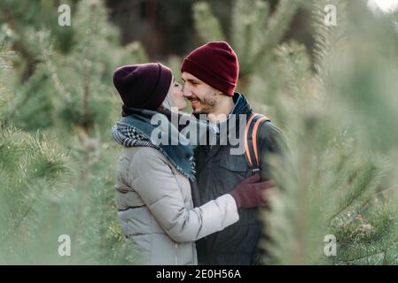 Urlaub zusammen. Junges Hipster-Paar. Frau küsst Nase ihr Freund. Winter Liebesgeschichte, ein schönes, stilvolles junges Paar. Stockfoto