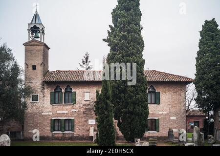 Venitce, Italien - 3. Januar 2014: Museo di Torcello im gotischen Palazzo del Consiglio auf der Insel Torcello. Stockfoto