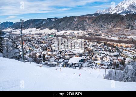 Schladming, Österreich - Dezember 29 2020: Berühmte Piste Planai Ziel mit der Stadt und 10 Sitzer Hauptbahn Talstation Stockfoto