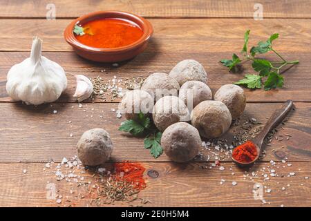 Papas arrugadas con mojo . Typisch kanarisches Gericht, Kartoffeln mit Mojo picón. Typisch spanische und Kanarische Tapas-Konzept . Stockfoto