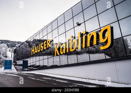 Haus im Ennstal, Österreich - Dezember 29 2020: Hauser Kaibling Gondel Lift Station Gebäudefassade mit Schild im Winter. Stockfoto