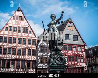 Statue auf dem Brunnen der Gerechtigkeit auf dem Hauptplatz in Frankfurt am Main, Deutschland mit Fachwerkhäusern. Skulptur aus dem Jahre 1887 von Friedrich Schi Stockfoto