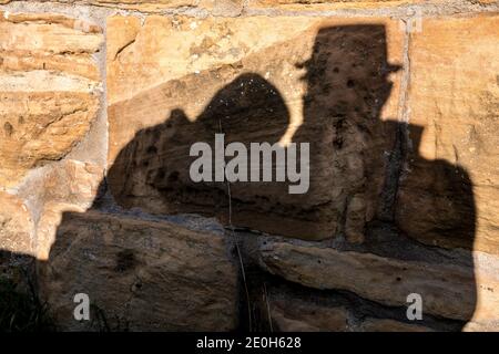 Schatten eines Liebespaares auf den großen Felsen Einer mittelalterlichen Burg Stockfoto