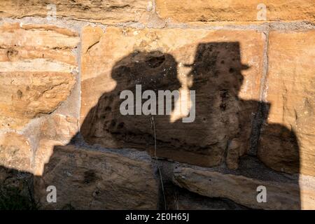 Schatten eines Liebespaares auf den großen Felsen Einer mittelalterlichen Burg Stockfoto