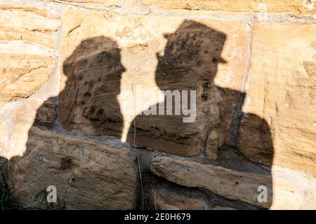 Schatten eines Liebespaares auf den großen Felsen Einer mittelalterlichen Burg Stockfoto