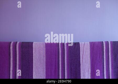 Sofa Rückenlehne und Hauswand in violetten Farbtönen (Tageslicht) Stockfoto