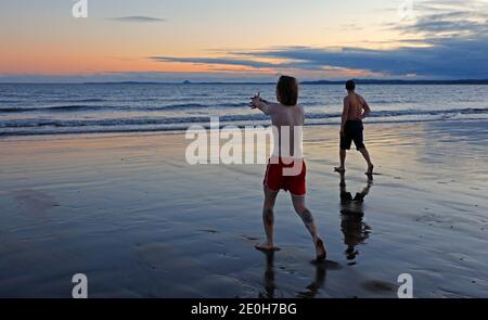 Portobello, Edinburgh, Schottland, Großbritannien. Januar 2021. Neujahrstag Dip bei Sonnenaufgang, Temperatur 1 Grad Celsius. Porty Loony Dook nicht stattfinden aufgrund der Pandemie so separate Gruppen genießen ihre eigenen Neujahr schwimmen im Firth of Forth. Quelle: Arch White/Alamy Live News. Stockfoto