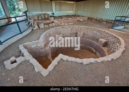 Kiva (zeremonielle Kammer) mit Megaliths im Hintergrund im Megalithischen Haus, Far View Sites Complex, Mesa Verde National Park, Colorado, USA Stockfoto