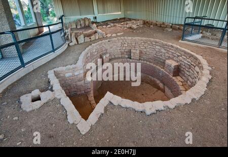 Kiva (zeremonielle Kammer) mit Megaliths im Hintergrund im Megalithischen Haus, Far View Sites Complex, Mesa Verde National Park, Colorado, USA Stockfoto