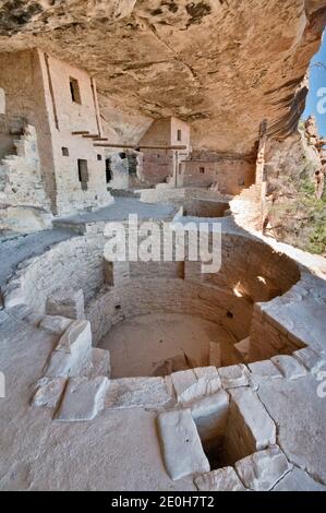 Kiva (zeremonielle Kammer) im Balcony House Klippe Wohnung in Nische bei Chaplin Mesa, Cliff Palace Loop, Mesa Verde National Park, Colorado, USA Stockfoto