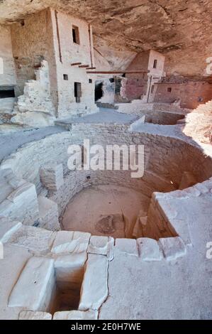 Kiva (zeremonielle Kammer) im Balcony House Klippe Wohnung in Nische bei Chaplin Mesa, Cliff Palace Loop, Mesa Verde National Park, Colorado, USA Stockfoto